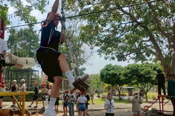 LINE_ALBUM_zip line_260404_39