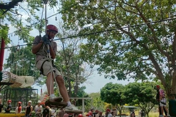 LINE_ALBUM_zip line_260404_41