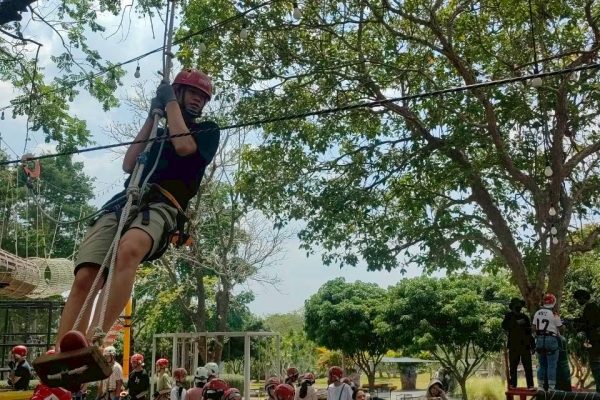 LINE_ALBUM_zip line_260404_42