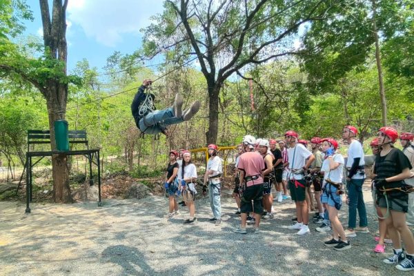 LINE_ALBUM_zip line_260404_54