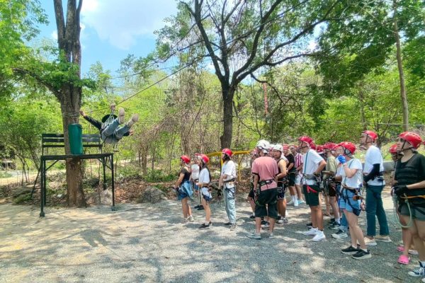 LINE_ALBUM_zip line_260404_56
